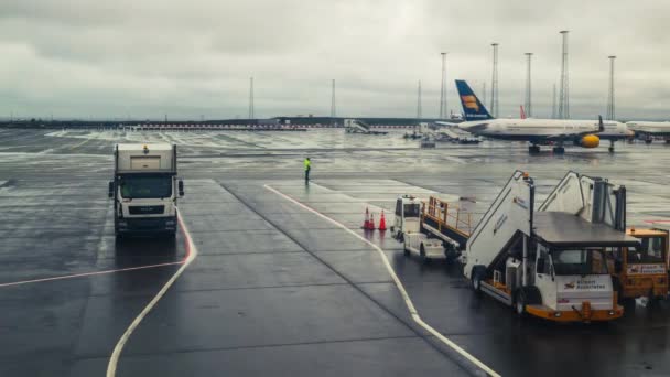 Tid förflutit för upptagen Reykjavik flygplats på Island. — Stockvideo