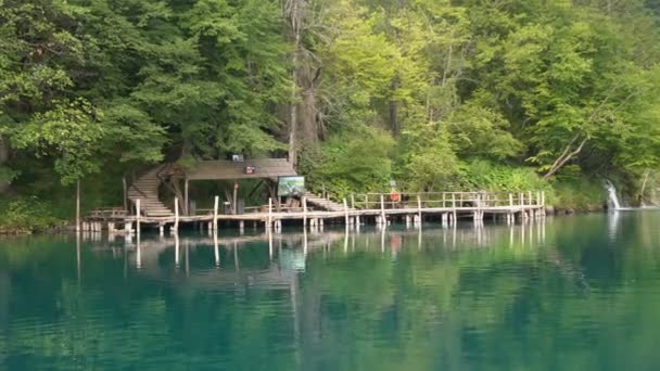 Путешествие на лодке в Плитвицкие озера, Хорватия — стоковое видео