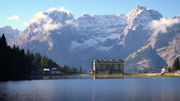 Lago Misurina con la montaña Dolomitas en Italia — Vídeo de stock