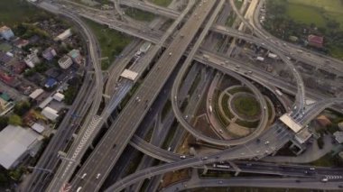 Yoğun Şehir Trafiği Süratli Otoyol Kavşağı 'nın Hava Görüntüsü