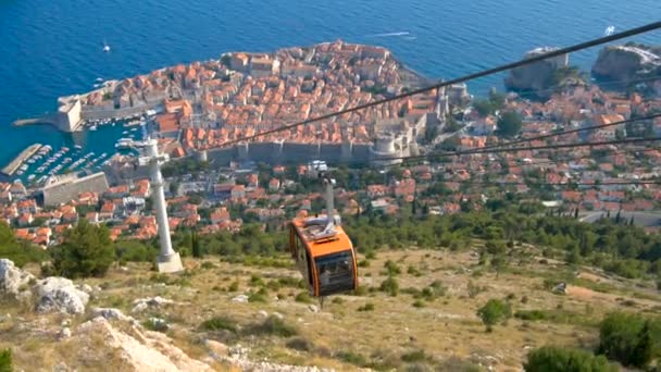 Vista panoramica della funivia e della città vecchia di Dubrovnik — Video Stock