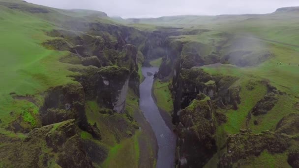 Uniek landschap van Fjadrargljufur in IJsland. — Stockvideo