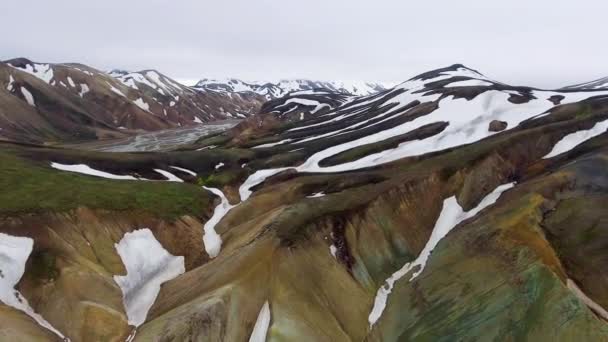 Съёмки с беспилотника пейзажа Ландманналогара в Исландском нагорье. — стоковое видео