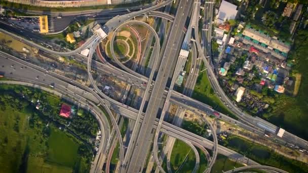 Veduta aerea di Highway Road Interchange con traffico urbano occupato eccesso di velocità su strada — Video Stock