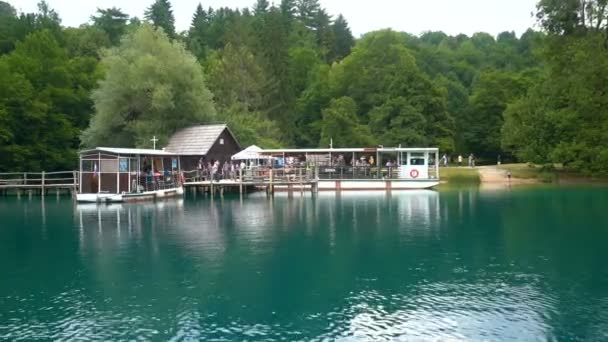 Turistler Hırvatistan 'ın Plitvice Göllerinde Seyahat Ediyor — Stok video