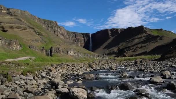 Piękny wodospad Hengifoss we wschodniej Islandii. — Wideo stockowe