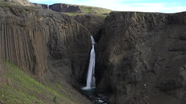 Magnifika Litlanesfoss vattenfall på Island. — Stockvideo