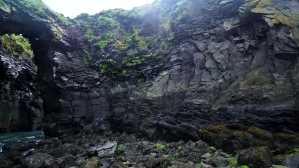 アイスランドのヘルナーにあるロッキー海岸線の風景. — ストック動画