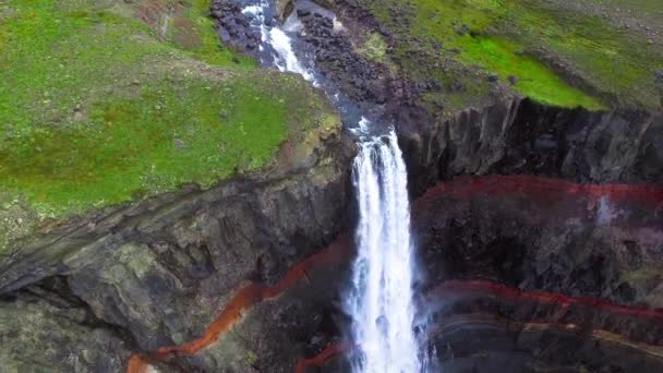 Drone flygbilder av Aldeyjarfoss vattenfall i norra Island. — Stockvideo