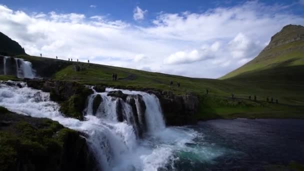 Kirkjufell berglandschap in IJsland zomer. — Stockvideo