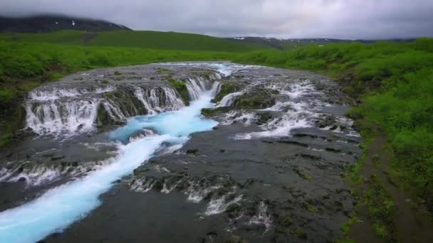 Drohnenaufnahme des Bruarfoss-Wasserfalls in Brekkuskogur, Island. — Stockvideo