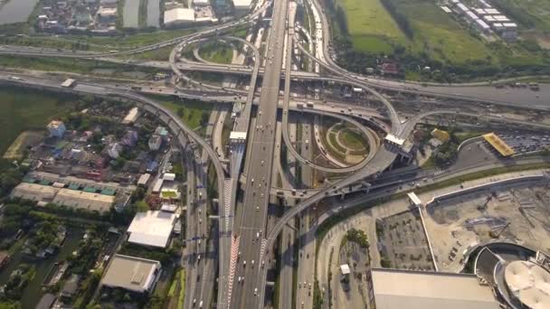 Luftaufnahme des Autobahnkreuzes mit viel Verkehr auf der Straße — Stockvideo