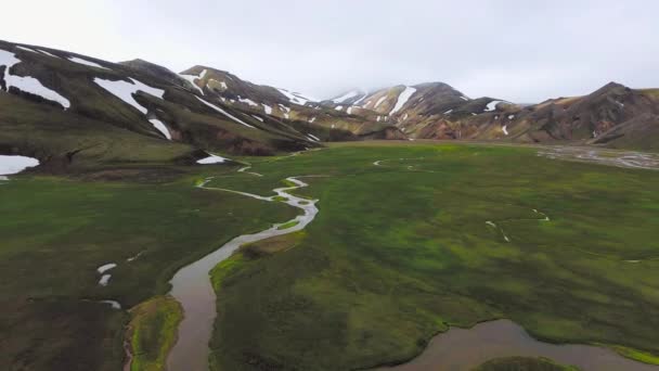 Drönare flygbilder av Landmannalaugar landskap på Island Highlands. — Stockvideo