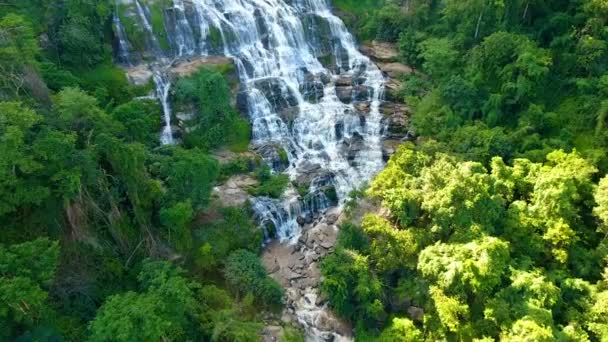 Vista aérea da cachoeira Maeya, Tailândia — Vídeo de Stock