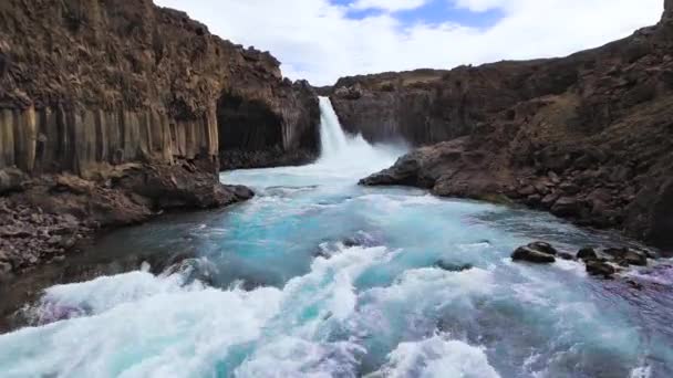 北アイスランドのアルデイヤルフォス滝のドローン空中ビュー. — ストック動画
