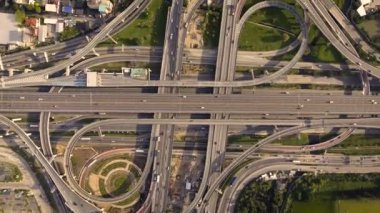 Yoğun Şehir Trafiği Süratli Otoyol Kavşağı 'nın Hava Görüntüsü