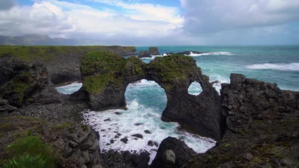 Gatklettur bazalt szikla Arnarstapiban Izlandon. — Stock videók