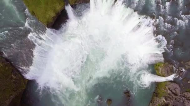 Kuzey İzlanda 'daki Godafoss şelalesinin insansız hava aracı görüntüleri.. — Stok video