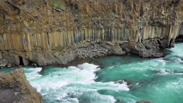 A Cachoeira Aldeyjarfoss na Islândia do Norte . — Vídeo de Stock