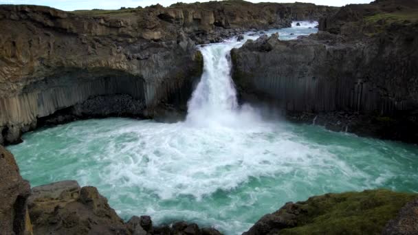 冰岛北部的Aldeyjarfoss瀑布. — 图库视频影像