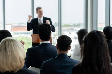 Bir grup iş adamı seminer konferansında toplanıyor. Seyirciler, çalışanların eğitim seanslarındaki eğitmenleri dinliyor. Uzman konuşmacı ile ofis çalışanları toplantısı .