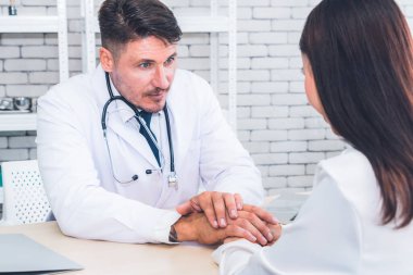 Profesyonel üniformalı doktor hastanedeki ya da klinikteki hastayı muayene ediyor. Sağlık, sağlık ve doktor hizmetleri konsepti.