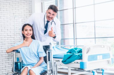 Profesyonel üniformalı doktor hastanedeki ya da klinikteki hastayı muayene ediyor. Sağlık, sağlık ve doktor hizmetleri konsepti.