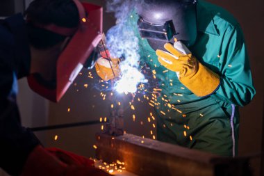 Metal kaynak çeliği, fabrikada çelik kaynaklamak için elektrikli yay kaynak makinesi kullanır. El becerisi iş gücü kavramına göre metal imalatı ve inşaat bakım hizmeti.