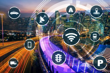 Gelecekteki araba trafiği için akıllı ulaşım teknolojisi kavramı. Sanal akıllı sistem, şehir sokaklarındaki araç verilerini birbirine bağlamak için dijital bilgi analizi yapıyor. Gelecekteki yenilik .