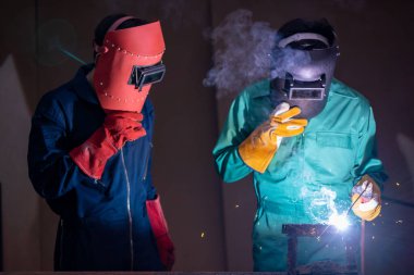Metal kaynak çeliği, fabrikada çelik kaynaklamak için elektrikli yay kaynak makinesi kullanır. El becerisi iş gücü kavramına göre metal imalatı ve inşaat bakım hizmeti.