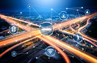 Gelecekteki araba trafiği için akıllı ulaşım teknolojisi kavramı. Sanal akıllı sistem, şehir sokaklarındaki araç verilerini birbirine bağlamak için dijital bilgi analizi yapıyor. Gelecekteki yenilik .
