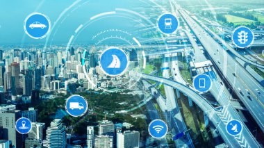 Gelecekteki araba trafiği için akıllı ulaşım teknolojisi kavramı. Sanal akıllı sistem, şehir sokaklarındaki araç verilerini birbirine bağlamak için dijital bilgi analizi yapıyor. Gelecekteki yenilik .