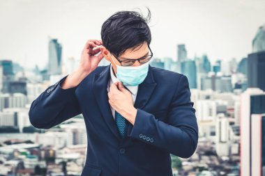 Coronavirus veya COVID-19 yüzünden yüz maskesi olan genç bir ofis çalışanı. Coronavirus veya COVID-19 'un yayılmasını engellemek ve işletmeyi yeniden açmak için koruyucu çalışma ortamı kavramı.