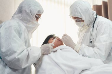 Doktor, hastadan kovid 19 veya koronavirüs enfeksiyonunu test etmek için Nasofaringeal numune aldı. Covid-19 Tıbbi Muayene Personel Hizmeti .