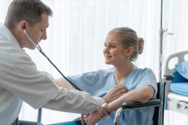 Profesyonel üniformalı doktor hastanedeki ya da klinikteki hastayı muayene ediyor. Sağlık, sağlık ve doktor hizmetleri konsepti.