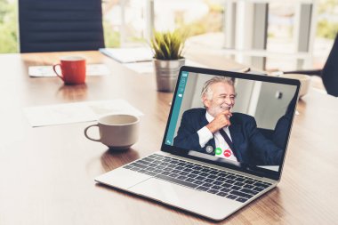 Sanal işyerinde ya da ücra bir ofiste iş görüşmeleri. Profesyonel iş dünyasındaki iş arkadaşınla iletişim kurmak için akıllı video teknolojisi kullanan telekonferans görüşmesi..