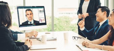 Sanal işyerinde ya da ücra bir ofiste buluşan iş adamları. Profesyonel iş dünyasındaki iş arkadaşınla iletişim kurmak için akıllı video teknolojisi kullanan telekonferans görüşmesi..