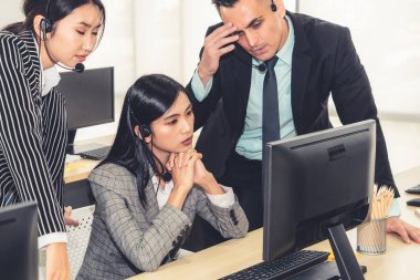Kulaklık takan iş adamları ofiste çalışırken mutsuz hissediyorlar. Başarısızlık olumsuz üzüntü duygusu konsepti çağrı merkezi, tele pazarlama ve finansal ekonomideki müşteri destek krizi çöküş .