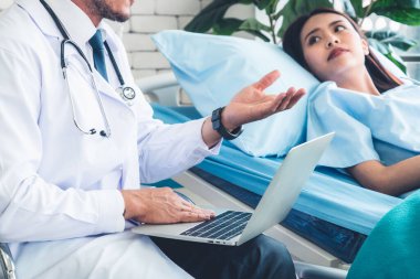 Profesyonel üniformalı doktor hastanedeki ya da klinikteki hastayı muayene ediyor. Sağlık, sağlık ve doktor hizmetleri konsepti.