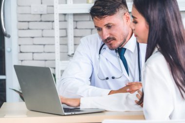 Profesyonel üniformalı doktor hastanedeki ya da klinikteki hastayı muayene ediyor. Sağlık, sağlık ve doktor hizmetleri konsepti.