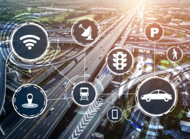 Gelecekteki araba trafiği için akıllı ulaşım teknolojisi kavramı. Sanal akıllı sistem, şehir sokaklarındaki araç verilerini birbirine bağlamak için dijital bilgi analizi yapıyor. Gelecekteki yenilik .
