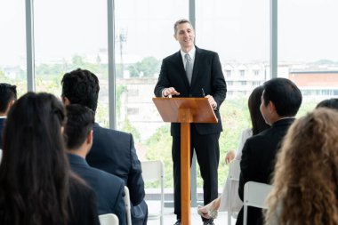 Bir grup iş adamı seminer konferansında toplanıyor. Seyirciler, çalışanların eğitim seanslarındaki eğitmenleri dinliyor. Uzman konuşmacı ile ofis çalışanları toplantısı .