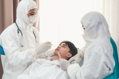 Doktor, hastadan kovid 19 veya koronavirüs enfeksiyonunu test etmek için Nasofaringeal numune aldı. Covid-19 Tıbbi Muayene Personel Hizmeti .