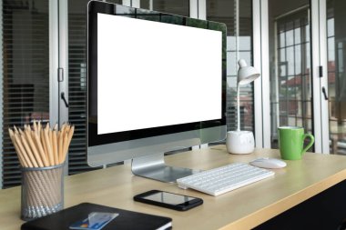 Tasarım için boş bilgisayar monitörü modern küçük ofis içi ya da ev içi ofislerde şablon oluşturur. Yaratıcı meslek için şık bir iş yeri.