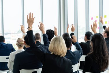 Bir grup iş adamı seminer konferansında toplanıyor. Seyirciler, çalışanların eğitim seanslarındaki eğitmenleri dinliyor. Uzman konuşmacı ile ofis çalışanları toplantısı .