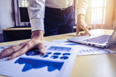 İş adamı muhasebeci ya da finans uzmanı şirket ofisindeki iş raporu grafiğini ve finans şemasını analiz eder. Finans ekonomisi, bankacılık sektörü ve borsa araştırmaları kavramı.