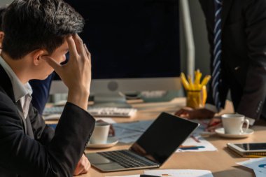 Mutsuz iş adamları ofiste iş sorununu tartışıyorlar. İşletme iflas ve kayıp kavramı .