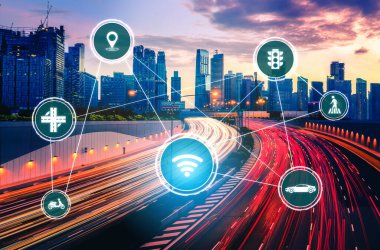 Gelecekteki araba trafiği için akıllı ulaşım teknolojisi kavramı. Sanal akıllı sistem, şehir sokaklarındaki araç verilerini birbirine bağlamak için dijital bilgi analizi yapıyor. Gelecekteki yenilik .