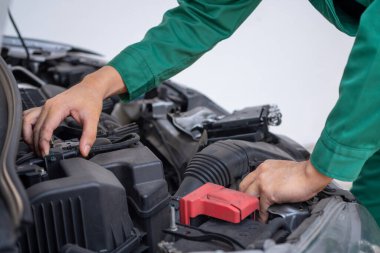 Tamirhanede araba tamiri ve bakım hizmeti veren profesyonel bir tamirci. Araba servisi iş konsepti.