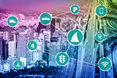 Gelecekteki araba trafiği için akıllı ulaşım teknolojisi kavramı. Sanal akıllı sistem, şehir sokaklarındaki araç verilerini birbirine bağlamak için dijital bilgi analizi yapıyor. Gelecekteki yenilik .